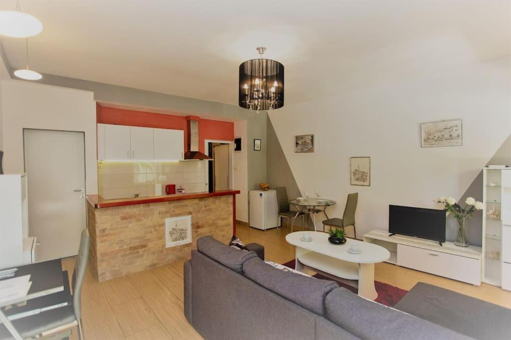 Apartman Den,Rovinj Oaza U Centru Grada I Besplatnim Parkingom Apartment Luaran gambar