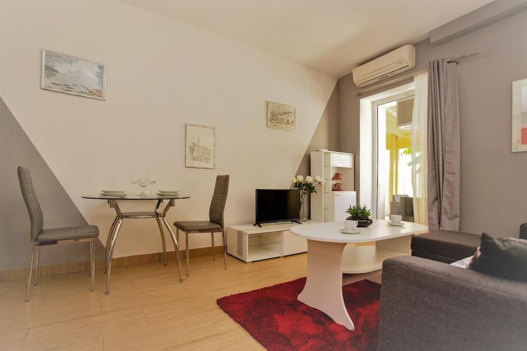 Apartman Den,Rovinj Oaza U Centru Grada I Besplatnim Parkingom Apartment Luaran gambar